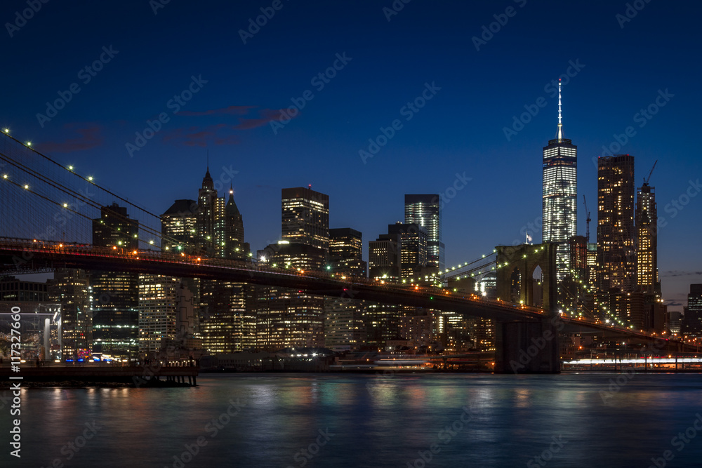 Fototapeta premium Panorama Brooklyn Bridge i Manhattan skyline w pogodny wieczór