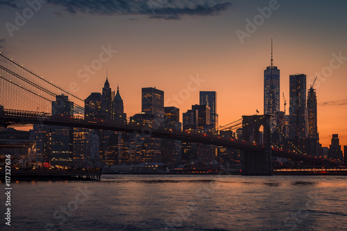 Panorama of Brooklyn Bridge and Manhattan skyline on a clear evening © Victor Moussa