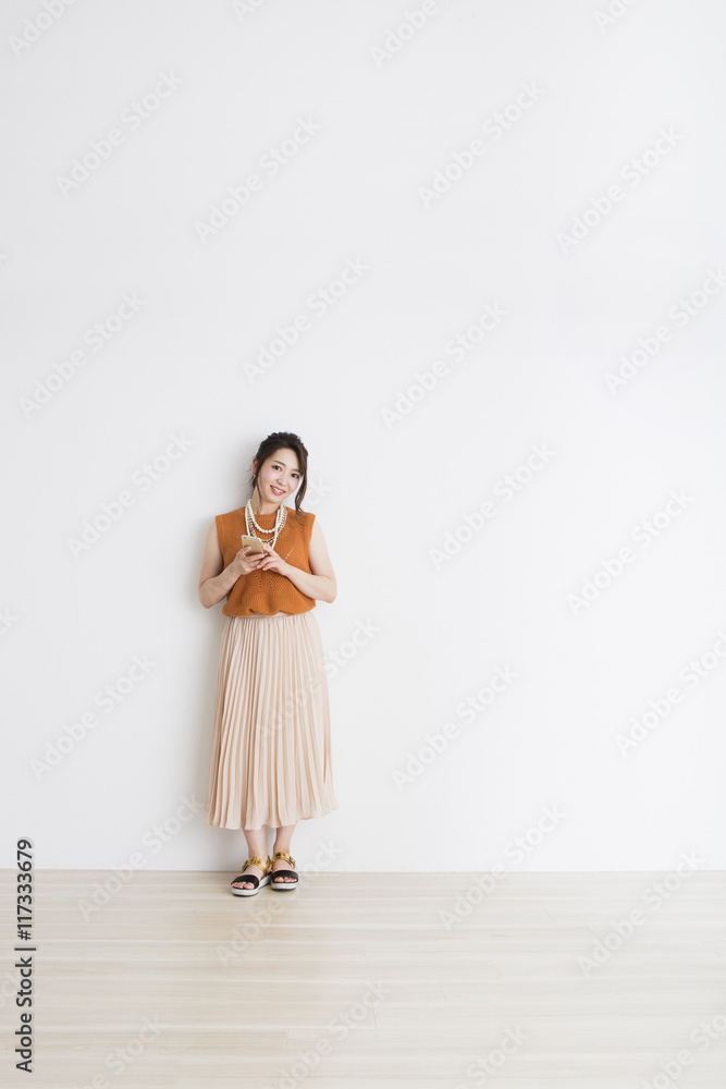 ケータイを操作する女性 ケータイを操作する女性