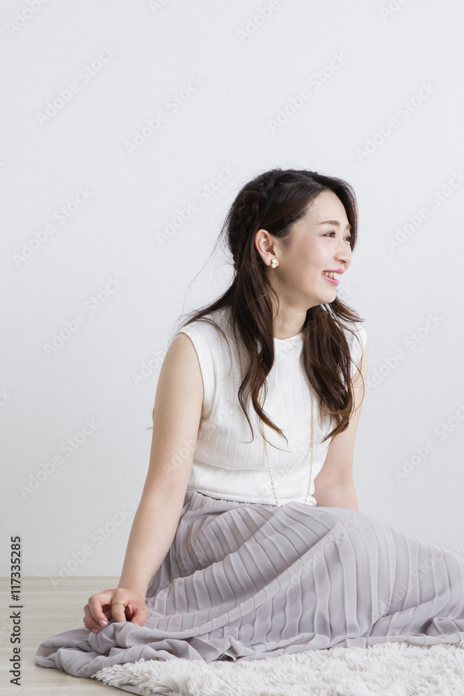 部屋でくつろぐ女性