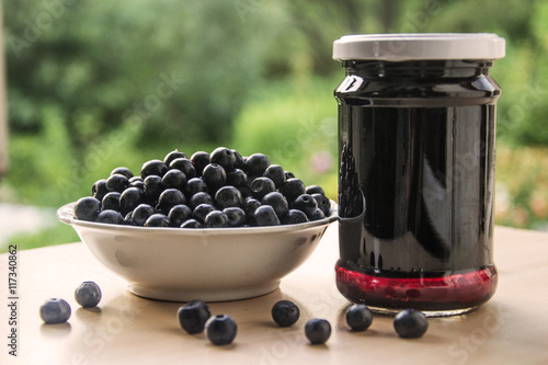 Valokuva blueberries in a white bowl and blueberry jam