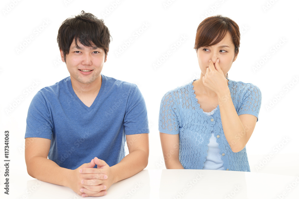 鼻をつまむ女性