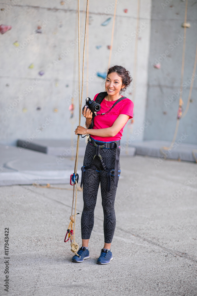 Φωτογραφία Portrait of beautiful woman rock climber with photo camera