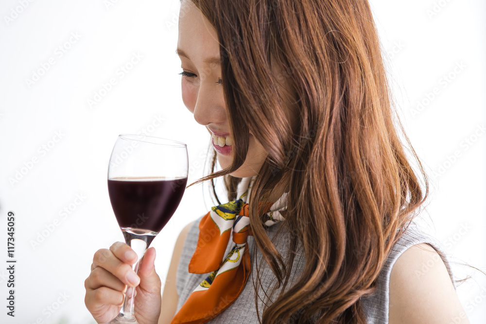 ワインを飲む女性 ワインを飲む女性