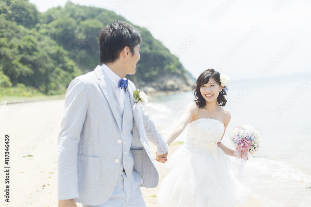 ビーチを走る新郎新婦 ビーチを走る新郎新婦