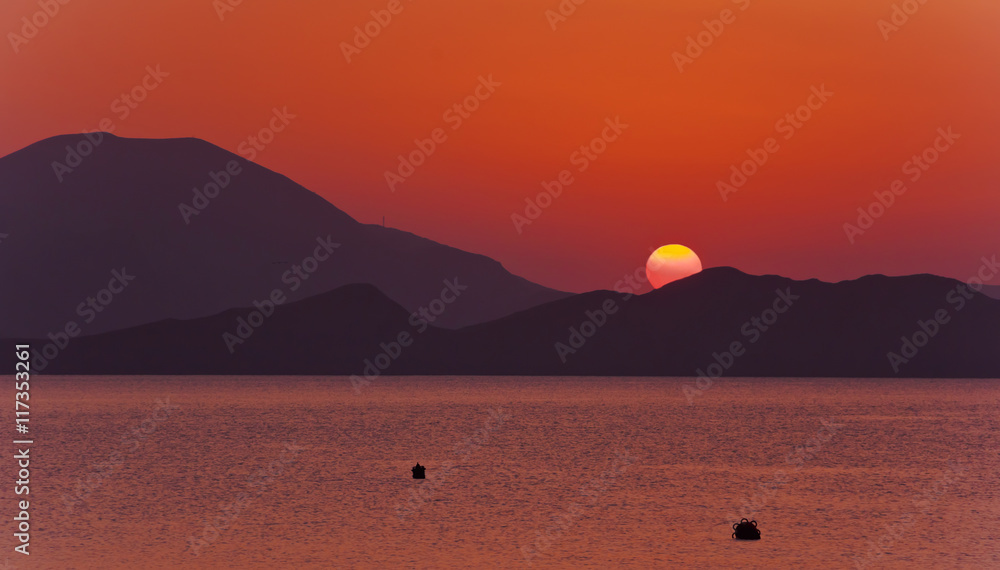 Naklejka premium The sun rises over the mountains and the sea Bay.Crimea.