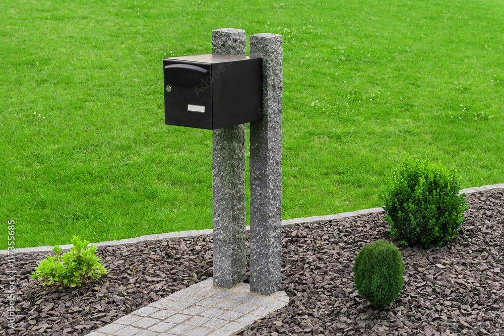 Wunschmotiv: Briefkasten befestigt an Palisaden aus Granit im Steingarten - Mailbox mounted on grani