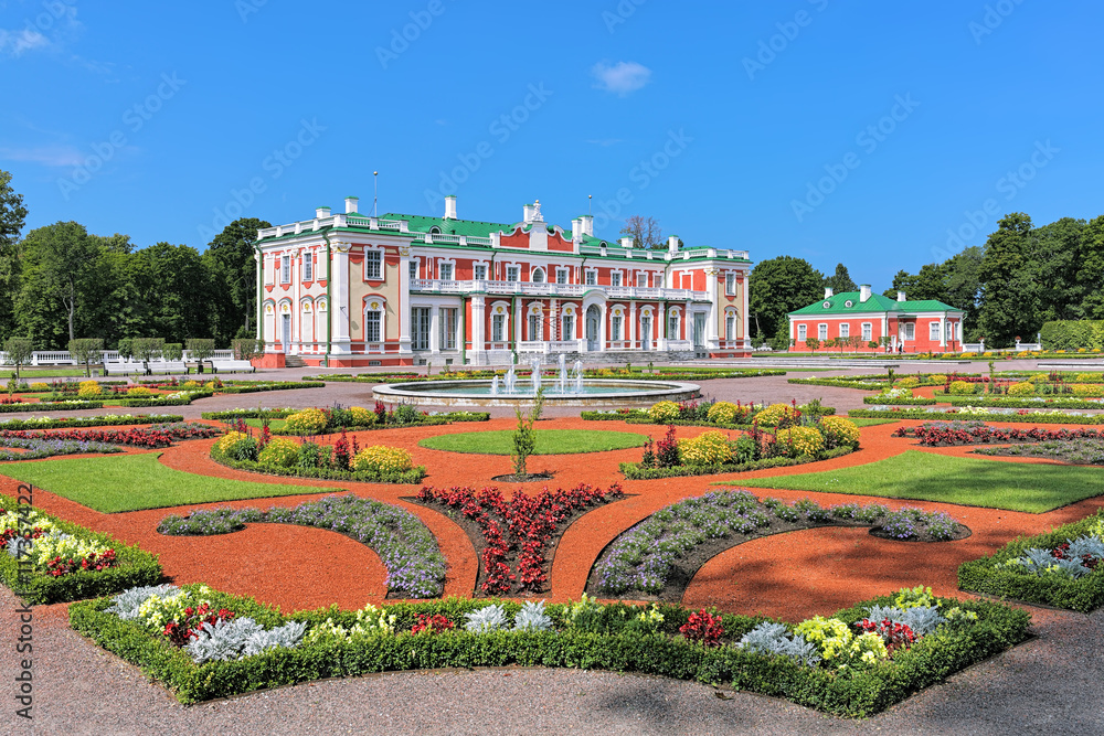Obraz premium Pałac Kadriorg i ogród kwiatowy z fontannami w Tallinie, Estonia. Pałac Kadriorg to barokowy pałac Piotrowy zbudowany dla Katarzyny I Rosji przez Piotra Wielkiego w latach 1718-1727.