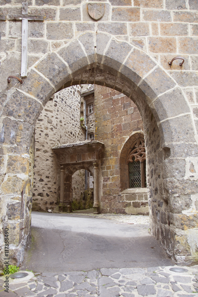 France, Auvergne,Salers,una porta del borgo antico.