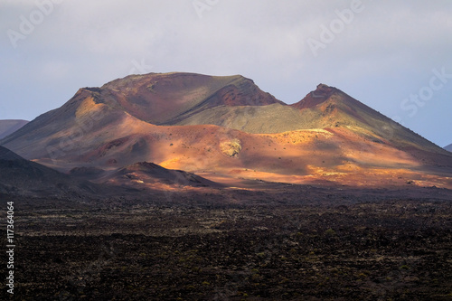 volcan cratère lave montagne volcanique canaries lanzarote tima