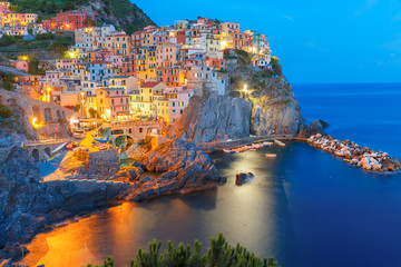 Papier peint photo Ligurie Vue aérienne nocturne de Manarola  © Kavalenkava