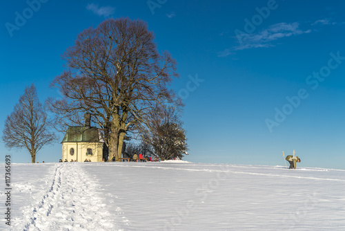 Maria-Dank-Kapelle in Degerndorf bei Wolfratshausen mit Spaziergängern und Langläuferin photo