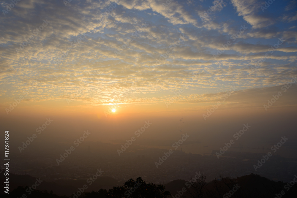 日の出　神戸・摩耶山掬星台からの眺め