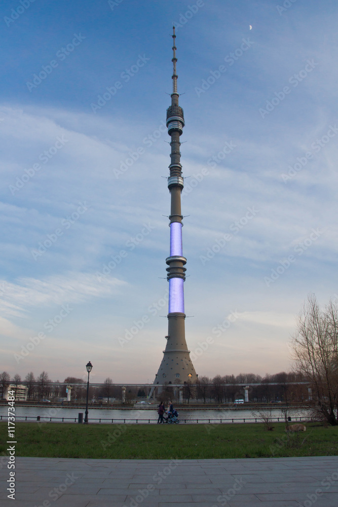 Obraz premium Tower on the bank of the pond in the evening