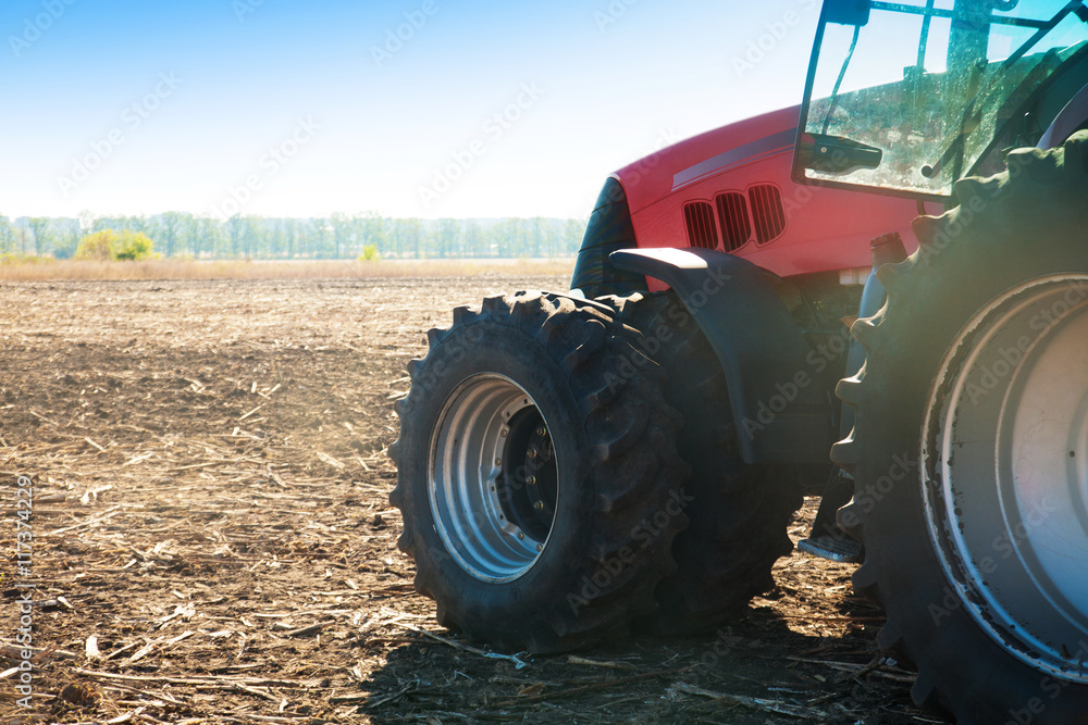 Obraz premium Tractor in a field