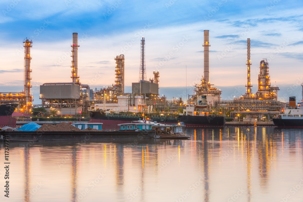 Obraz premium Oil refinery plant at twilight.