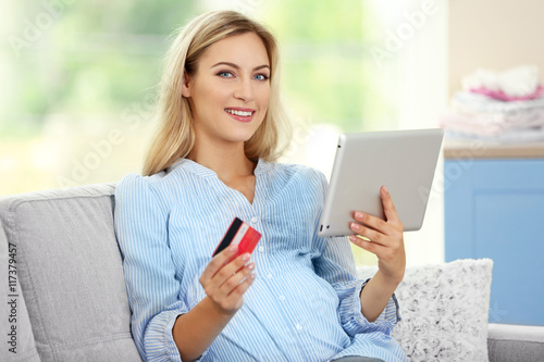 Pregnant woman shopping onl...