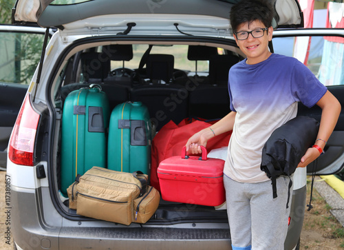 boy with glasses loaded the trunk