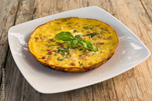 Frittata con bacon e basilico