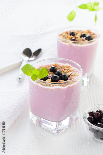 Berry yogurt with oat flakes