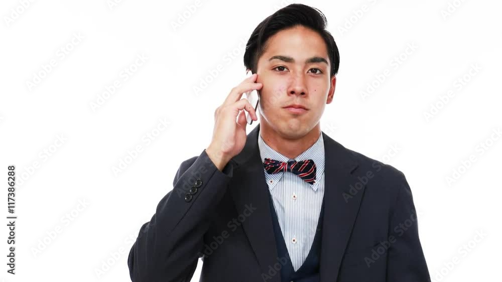 指示する笑顔のウェイター