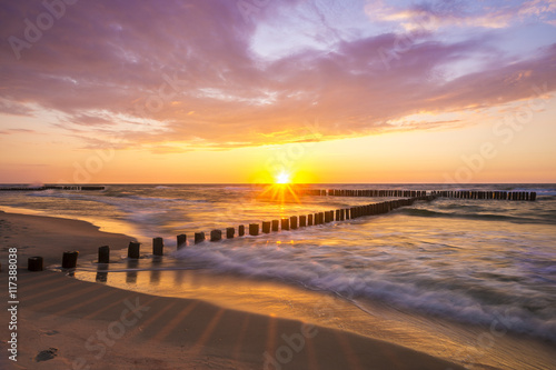 Zachód słońca nad morską plażą © Mike Mareen