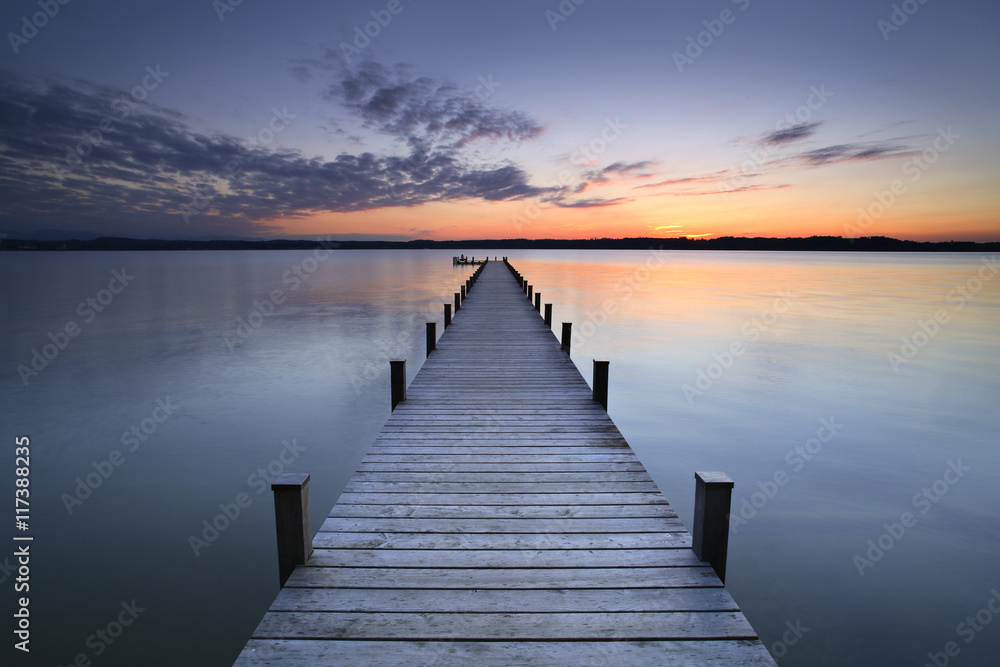 Obraz premium Jezioro przy zmierzchem, Długi Drewniany molo