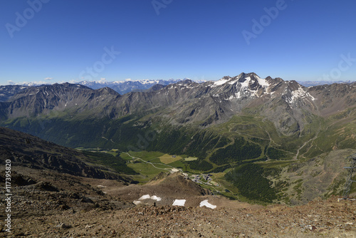 SCHNALSTAL - Blick übers Schnalstal und Kurzras im Tal photo