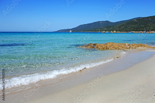 Belle plage Corse, mer bleue turquoise © Gamut