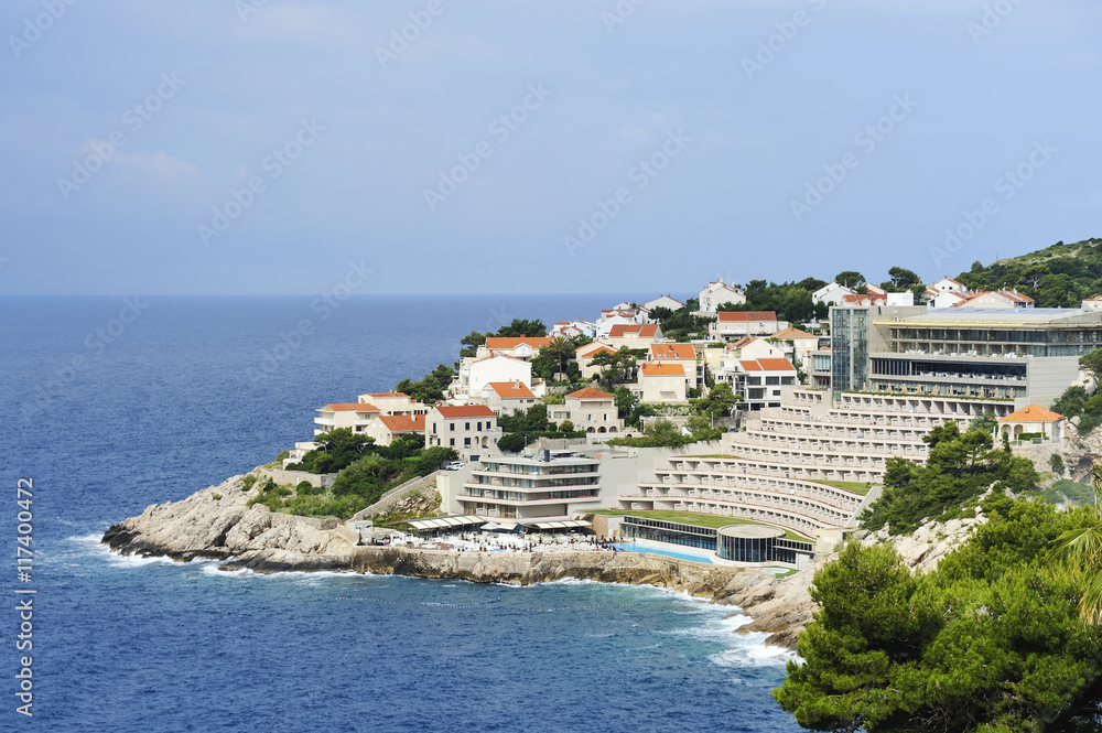 Naklejka premium Hotelanlage an der Küste bei Dubrovnik