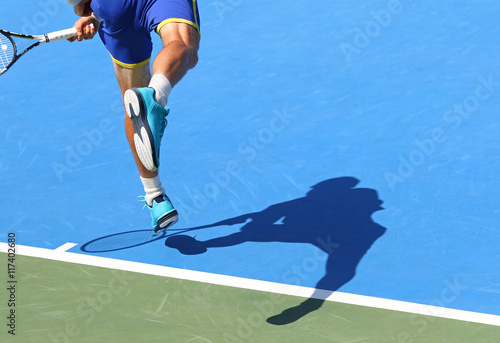 Obraz na płótnie Tennis player serves the ball w salonie