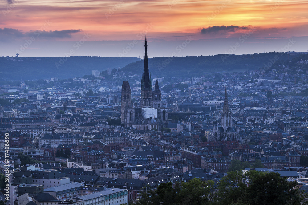 Naklejka premium Panorama of Rouen at sunset