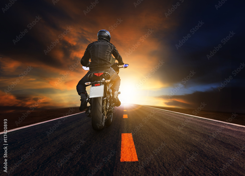Naklejka premium młody mężczyzna jedzie duży motocykl na asfaltowej autostradzie dla ludzi