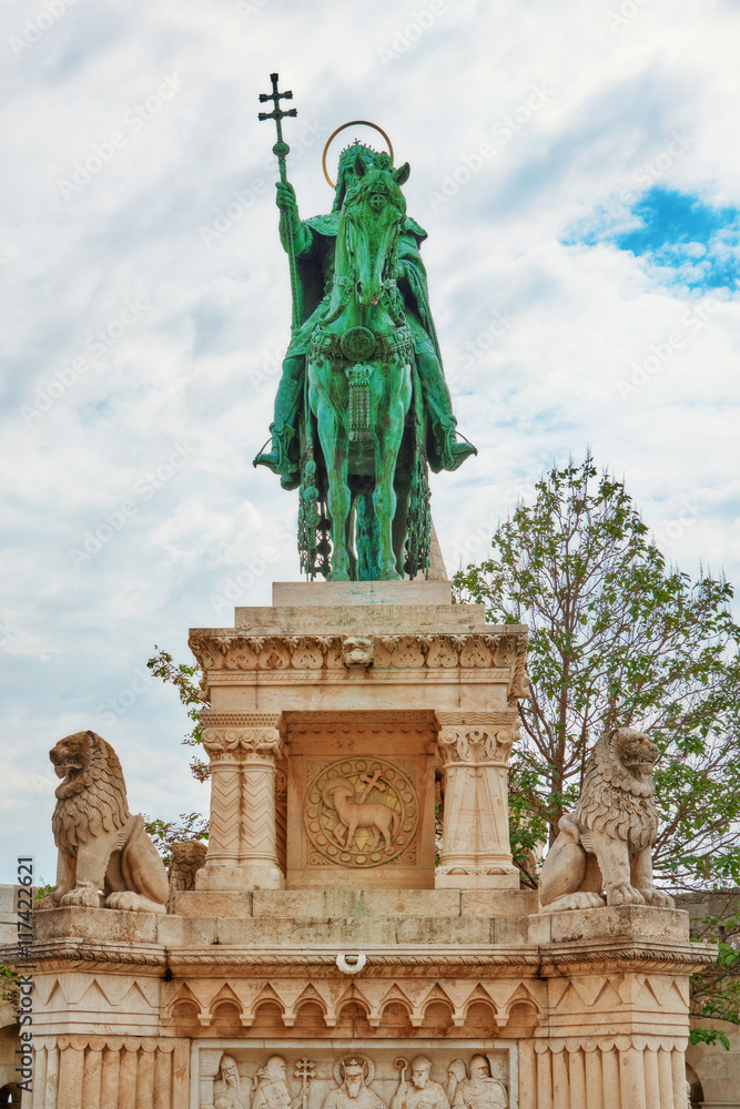 Obraz premium BUDAPEST, HUNGARY-MAY 03, 2016: View on the Old Fisherman Bastio