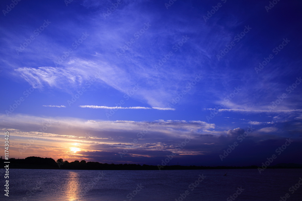 谷中湖から望む日の入り ( Sunset seen from Lake Yanaka ) / 渡良瀬遊水地の谷中湖から見た日の入りを撮影しました。