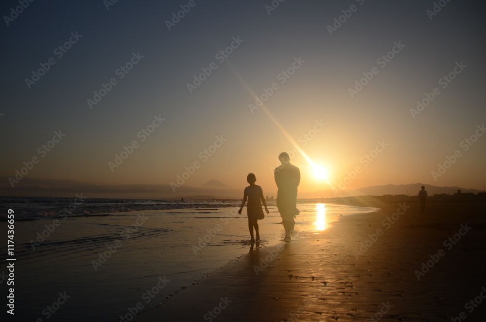 親子の海散歩