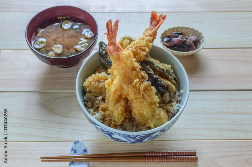Foto de Tempura donburi (tendon) is crisp tempura laid over freshly
