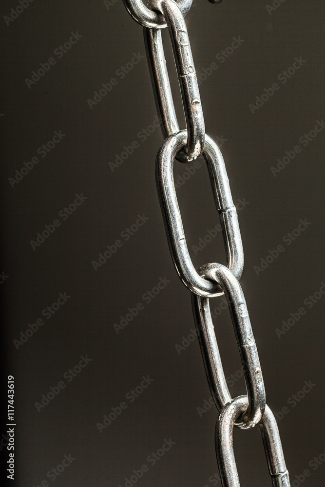 Obraz premium Strong chain black background