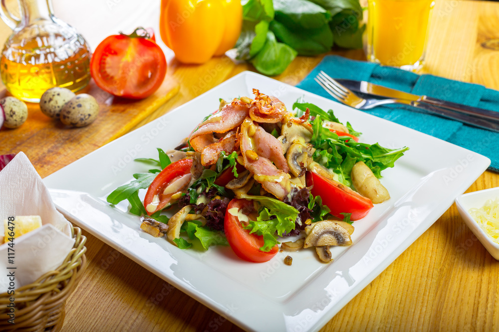 Warm mushroom salad with chilli and tomatoes Warm mushroom salad with chilli and tomatoes