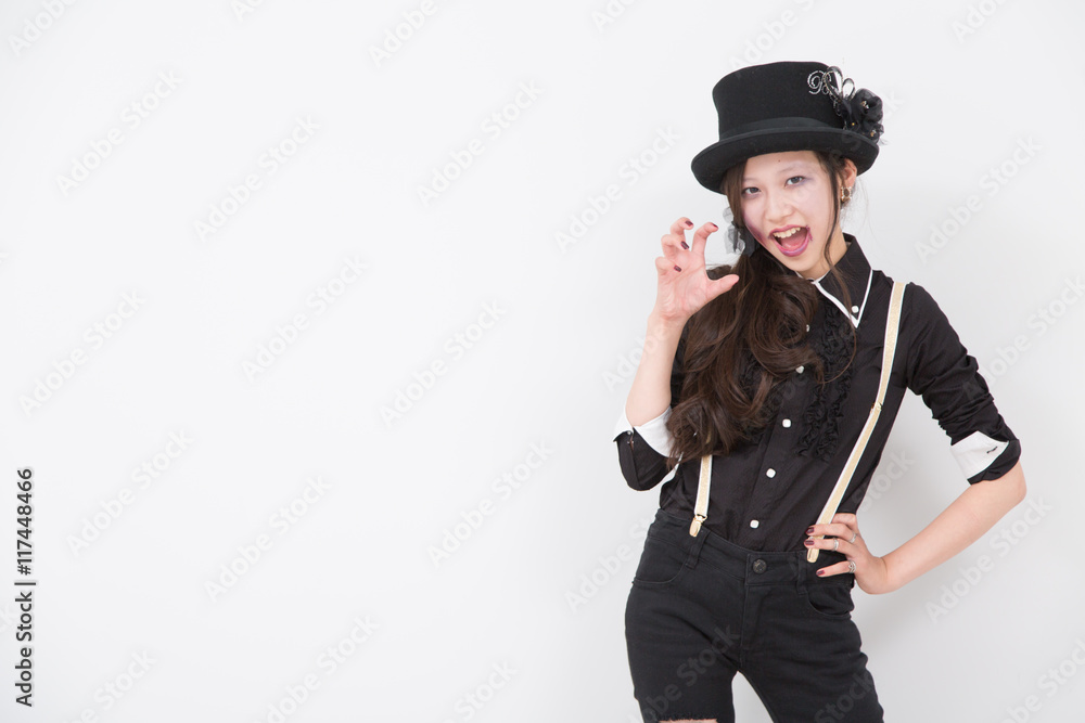 ドラキュラのコスプレをする女性 ドラキュラのコスプレをする女性