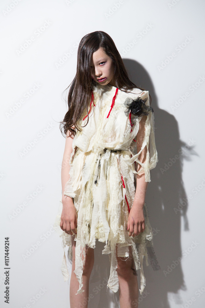 ゾンビのコスプレをする女性 ゾンビのコスプレをする女性