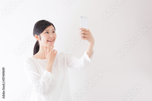 スマートフォンを操作する女性、拡張現実、ar、笑顔、驚き