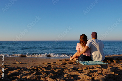 Счастливая пара встречает рассвет на пляже