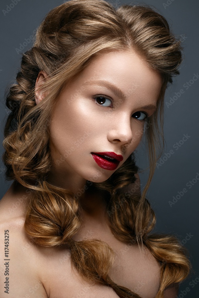 La Petite Fille Avec Maquillage Utilise Le Gloss Photo stock - Image du  coiffure, cosmétiques: 209587276