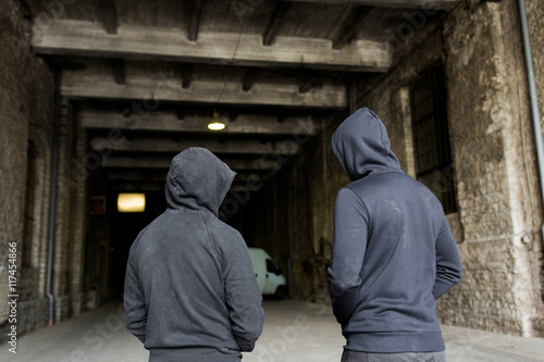 Cuadro en lienzo addict men or criminals in hoodies on street