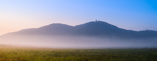 Fotobehang Heuvel Verre heuvels op mistige ochtend  © batke82as