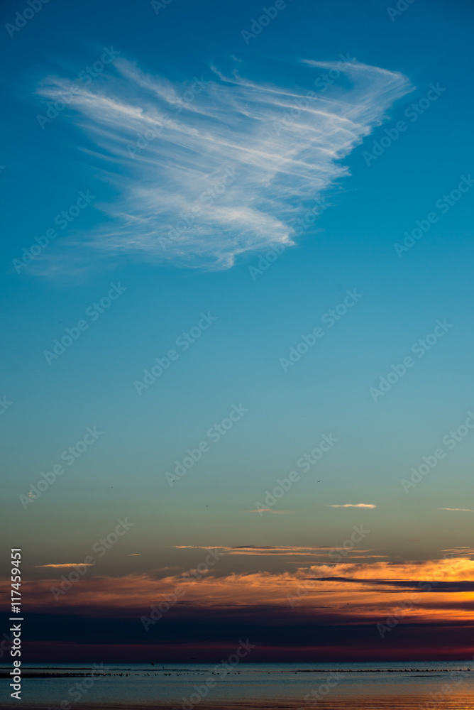Obraz premium Beautiful seascape sunrise over the countryside