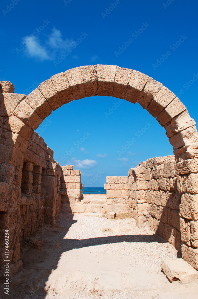 Cesarea Marittima, Israele: un arco di pietra tra le rovine del parco archeologico nazionale di Cesarea il 2 settembre 2015