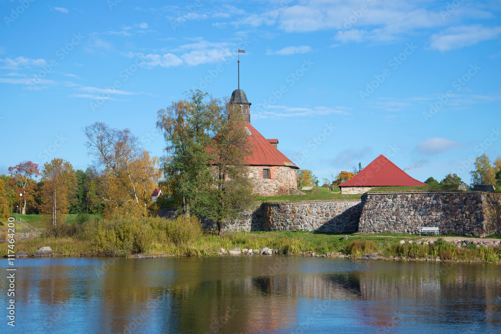 Fototapeta premium Twierdza Korela nad rzeką Vuoksi, słoneczny październikowy dzień. Priozersk, Rosja