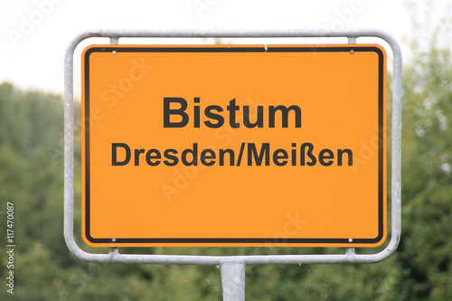 Ein Schild Bistum Dresden-Meißen